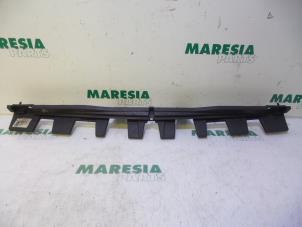 Gebruikte Bumperbalk achter Citroen C4 Grand Picasso (UA) 1.8 16V Prijs € 25,00 Margeregeling aangeboden door Maresia Parts