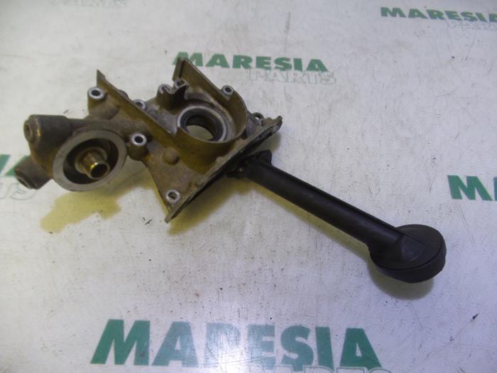 Gebruikte Oliepomp Renault Twingo (C06) 1.2 Prijs € 65,00 Margeregeling aangeboden door Maresia Parts