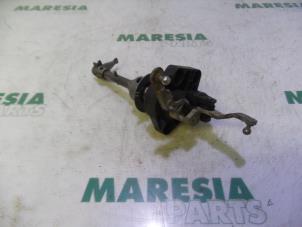 Gebruikte Versnellingsbak Mechaniek Renault Megane II (BM/CM) 1.4 16V 98 Prijs € 25,00 Margeregeling aangeboden door Maresia Parts