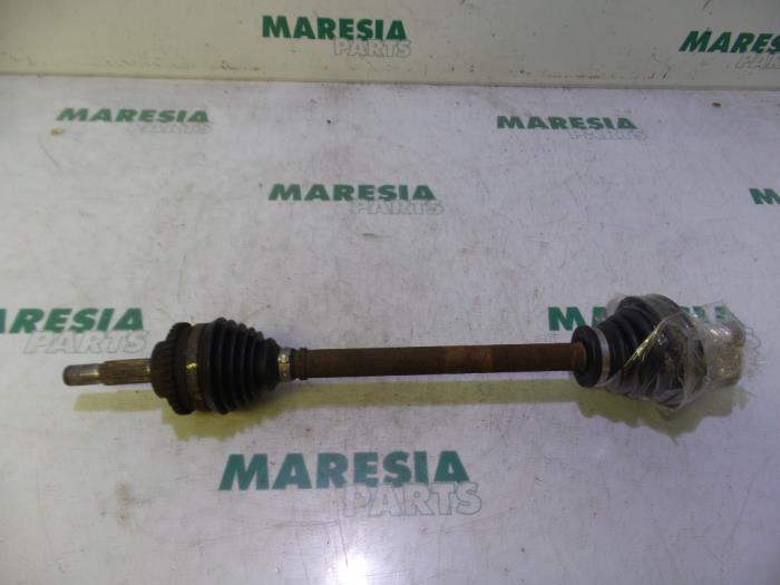 Gebruikte Aandrijfas links-voor Renault Twingo (C06) 1.2 16V Prijs € 50,00 Margeregeling aangeboden door Maresia Parts