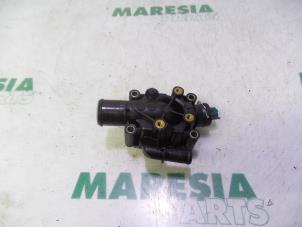 Gebruikte Thermostaathuis Peugeot 206 (2A/C/H/J/S) 1.4 16V Prijs € 50,00 Margeregeling aangeboden door Maresia Parts