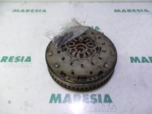 Gebruikte Vliegwiel Renault Grand Scénic II (JM) 1.9 dCi 120 Prijs € 157,50 Margeregeling aangeboden door Maresia Parts