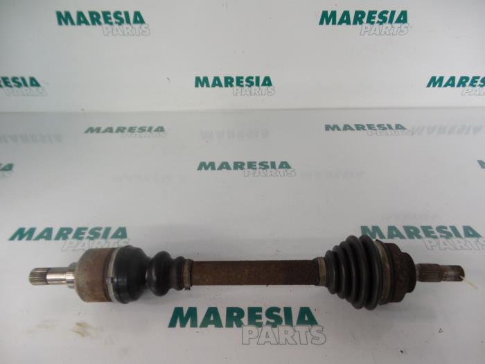 Gebruikte Aandrijfas links-voor Peugeot 307 (3A/C/D) 2.0 HDi 110 FAP Prijs € 29,99 Margeregeling aangeboden door Maresia Parts