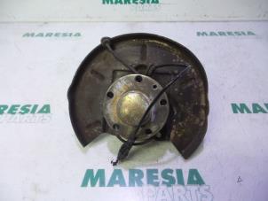 Gebruikte Fusee links-achter Alfa Romeo 147 (937) 1.9 JTD 16V Prijs € 35,00 Margeregeling aangeboden door Maresia Parts