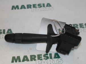 Gebruikte Knipperlicht Schakelaar Renault Clio II (BB/CB) 1.6 16V Prijs € 25,00 Margeregeling aangeboden door Maresia Parts