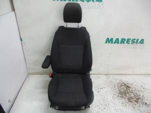 Gebruikte Voorstoel links Peugeot 5008 I (0A/0E) 2.0 HDiF 16V Prijs € 110,00 Margeregeling aangeboden door Maresia Parts