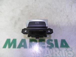 Gebruikte Handrem schakelaar Peugeot 308 SW (L4/L9/LC/LJ/LR) 1.6 HDi 115 Prijs € 19,99 Margeregeling aangeboden door Maresia Parts