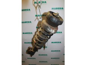 Gebruikte Mac Phersonpoot links-voor Renault Trafic New (FL) 1.9 dCi 100 16V Prijs € 54,45 Inclusief btw aangeboden door Maresia Parts