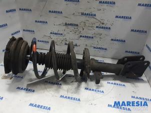 Gebruikte Mac Phersonpoot rechts-voor Renault Laguna II Grandtour (KG) 1.6 16V Prijs € 40,00 Margeregeling aangeboden door Maresia Parts