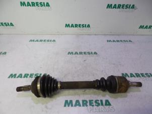 Gebruikte Aandrijfas links-voor Peugeot 206 (2A/C/H/J/S) 2.0 GTI 16V Prijs € 40,00 Margeregeling aangeboden door Maresia Parts