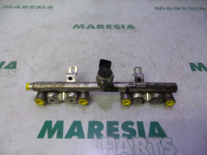 Gebruikte Injector brug Peugeot 308 (4A/C) 1.6 16V THP Autom. Prijs € 40,00 Margeregeling aangeboden door Maresia Parts