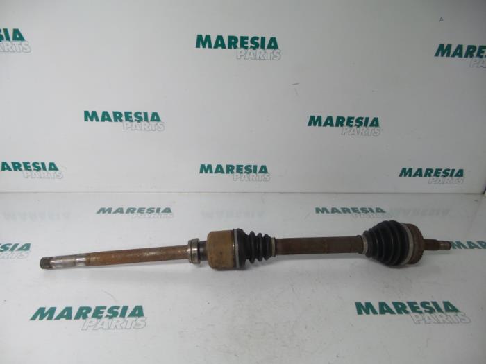 Gebruikte Aandrijfas rechts-voor Peugeot 607 (9D/U) 2.2 HDi 16V FAP Prijs € 65,00 Margeregeling aangeboden door Maresia Parts