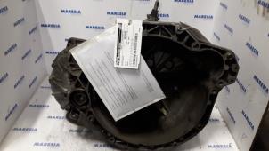 Gebruikte Versnellingsbak Renault Espace (JK) 2.2 dCi 150 16V Grand Espace Prijs € 393,75 Margeregeling aangeboden door Maresia Parts