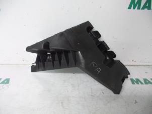 Gebruikte Bumperbalk achter Renault Clio III (BR/CR) 1.2 16V 75 Prijs € 25,00 Margeregeling aangeboden door Maresia Parts