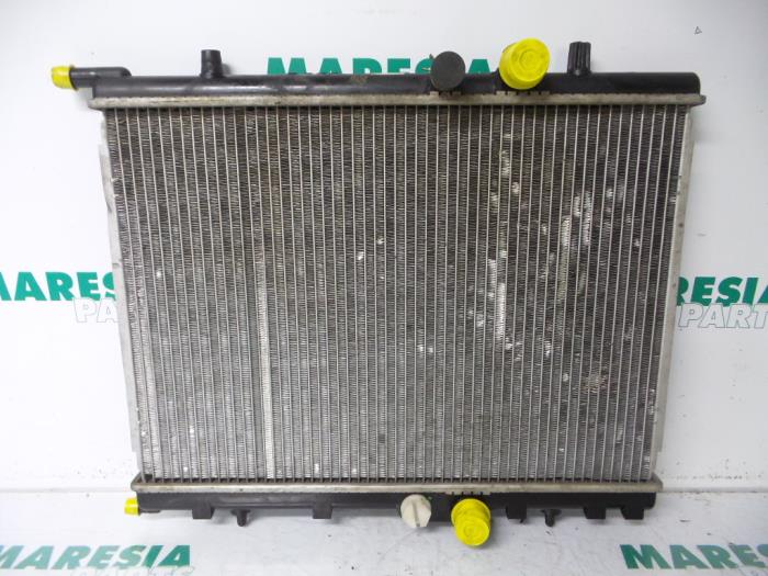 Gebruikte Radiateur Peugeot 307 (3A/C/D) 2.0 16V Prijs € 35,00 Margeregeling aangeboden door Maresia Parts