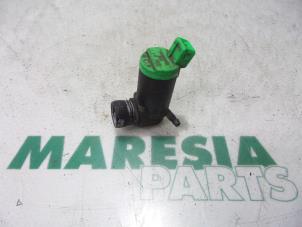 Gebruikte Ruitensproeierpomp voor Peugeot 206 CC (2D) 1.6 16V Prijs € 15,00 Margeregeling aangeboden door Maresia Parts