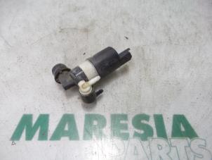 Gebruikte Ruitensproeierpomp voor Renault Scénic II (JM) 1.5 dCi 105 Prijs € 15,00 Margeregeling aangeboden door Maresia Parts