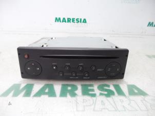 Gebruikte Radio CD Speler Renault Espace (JK) 2.0 dCi 16V 130 FAP Prijs € 131,25 Margeregeling aangeboden door Maresia Parts