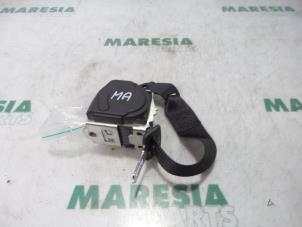 Gebruikte Veiligheidsgordel midden-achter Alfa Romeo 159 (939AX) 1.9 JTDm Prijs € 50,00 Margeregeling aangeboden door Maresia Parts
