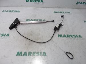 Gebruikte Cabriodak Bediening Peugeot 307 CC (3B) 2.0 HDIF 16V Prijs € 75,00 Margeregeling aangeboden door Maresia Parts