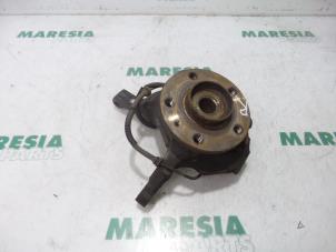 Gebruikte Fusee rechts-voor Renault Trafic New (JL) 2.0 16V Prijs € 60,00 Margeregeling aangeboden door Maresia Parts