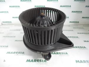 Gebruikte Kachel Ventilatiemotor Renault Trafic New (FL) 1.9 dCi 82 16V Prijs € 30,25 Inclusief btw aangeboden door Maresia Parts