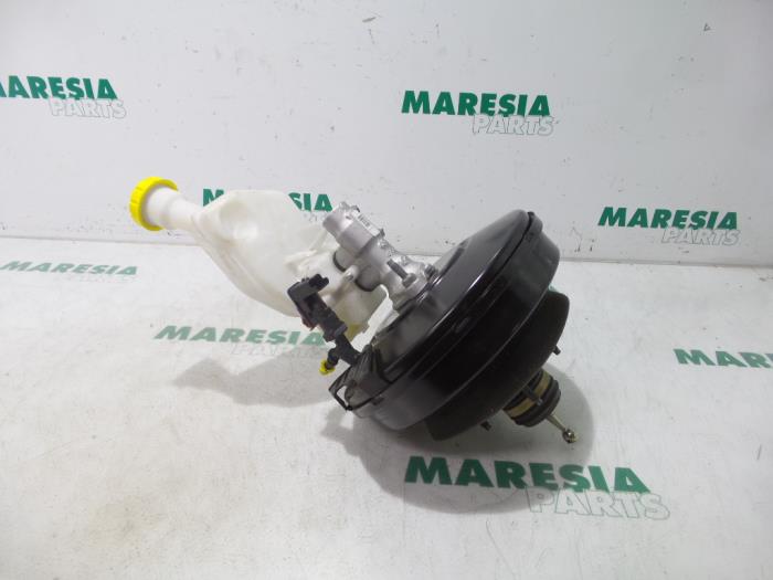 Gebruikte Rembekrachtiger Citroen C4 Cactus (0B/0P) 1.2 PureTech 82 12V Prijs € 39,90 Margeregeling aangeboden door Maresia Parts