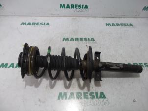 Gebruikte Mac Phersonpoot links-voor Renault Scénic II (JM) 1.5 dCi 105 Prijs € 25,00 Margeregeling aangeboden door Maresia Parts