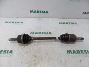 Gebruikte Aandrijfas links-voor Fiat Grande Punto (199) 1.2 Prijs € 65,00 Margeregeling aangeboden door Maresia Parts