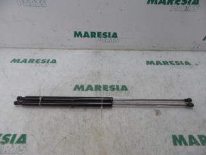 Gebruikte Set Gasdempers Achterklep Peugeot 207 CC (WB) 1.6 HDiF 16V Prijs € 40,00 Margeregeling aangeboden door Maresia Parts