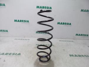 Gebruikte Schroefveer achter Peugeot 2008 (CU) 1.6 Blue HDi 100 Prijs € 30,00 Margeregeling aangeboden door Maresia Parts