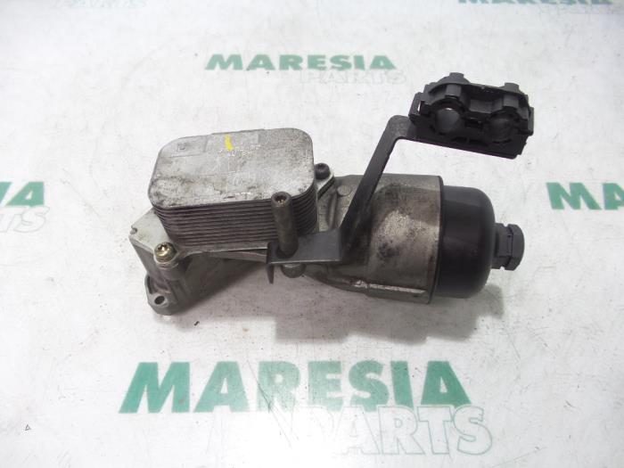 Gebruikte Oliefilterhouder Peugeot 206 (2A/C/H/J/S) 1.4 HDi Prijs € 35,00 Margeregeling aangeboden door Maresia Parts