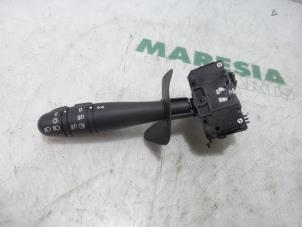 Gebruikte Pinker Schakelaar Renault Clio II (BB/CB) 1.4 16V Prijs € 25,00 Margeregeling aangeboden door Maresia Parts