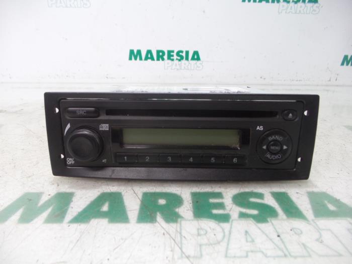 Radio CD Speler van een Fiat Doblo (263) 1.3 D Multijet Euro 4 2011