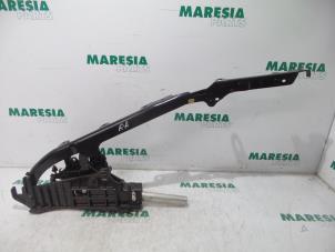 Gebruikte Scharnier cabriodak Renault Megane II CC (EM) 1.9 dCi 120 Prijs € 100,00 Margeregeling aangeboden door Maresia Parts