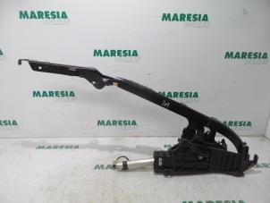 Gebruikte Scharnier cabriodak Renault Megane II CC (EM) 1.9 dCi 120 Prijs € 100,00 Margeregeling aangeboden door Maresia Parts