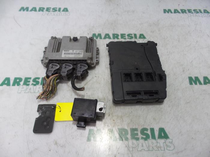 Gebruikte Computer Motormanagement Renault Megane II CC (EM) 1.9 dCi 120 Prijs € 324,99 Margeregeling aangeboden door Maresia Parts