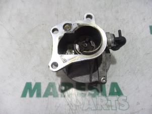 Gebruikte Vacuumpomp (Diesel) Renault Megane II CC (EM) 1.9 dCi 120 Prijs € 50,00 Margeregeling aangeboden door Maresia Parts