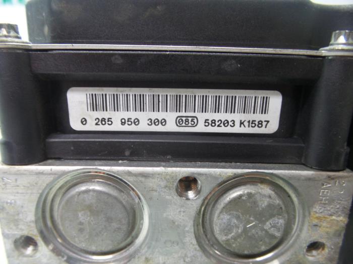 ABS Pomp van een Renault Megane II CC (EM) 1.9 dCi 120 2005