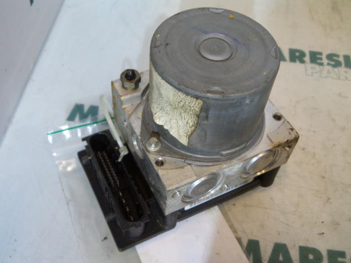 Gebruikte ABS Pomp Renault Megane II CC (EM) 1.6 16V Prijs € 49,99 Margeregeling aangeboden door Maresia Parts