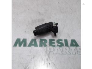 Gebruikte Ruitensproeierpomp voor Fiat Bravo (198A) 1.4 16V Prijs € 15,00 Margeregeling aangeboden door Maresia Parts