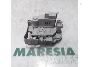 Gebruikte Deurslot Mechaniek 4Deurs links-achter Fiat Bravo (198A) 1.4 16V Prijs € 30,00 Margeregeling aangeboden door Maresia Parts