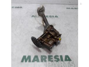 Gebruikte Oliepomp Renault Clio II (BB/CB) 1.4 16V Prijs € 50,00 Margeregeling aangeboden door Maresia Parts