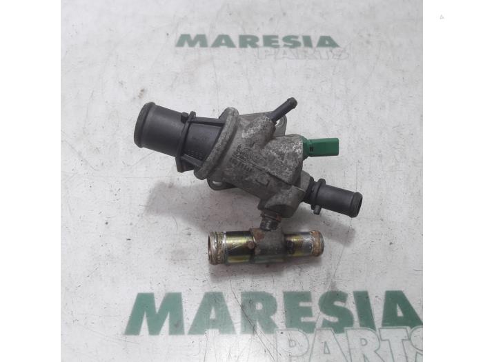 Gebruikte Thermostaathuis Fiat Punto II (188) 1.9 JTD 80 ELX Prijs € 25,00 Margeregeling aangeboden door Maresia Parts