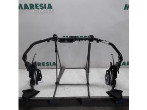 Gebruikte Cabriodak scharnier Peugeot 307 CC (3B) 2.0 16V Prijs € 210,00 Margeregeling aangeboden door Maresia Parts