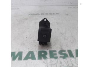 Gebruikte Handrem schakelaar Renault Megane III Grandtour (KZ) 1.5 dCi 110 Prijs € 15,00 Margeregeling aangeboden door Maresia Parts