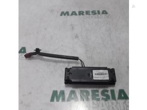 Gebruikte GPS Antenne Peugeot RCZ (4J) 1.6 16V THP Prijs € 50,00 Margeregeling aangeboden door Maresia Parts