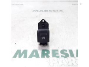 Gebruikte Handrem schakelaar Renault Scénic III (JZ) 1.2 16V TCe 115 Energy Prijs € 15,00 Margeregeling aangeboden door Maresia Parts