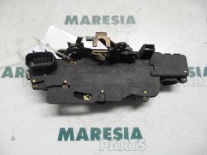 Gebruikte Deurslot Mechaniek 4Deurs links-voor Fiat Stilo (192A/B) 1.2 16V 3-Drs. Prijs € 25,00 Margeregeling aangeboden door Maresia Parts
