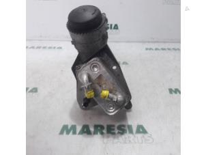 Gebruikte Oliefilterhouder Alfa Romeo 159 (939AX) 1.9 JTDm 16V Prijs € 131,25 Margeregeling aangeboden door Maresia Parts